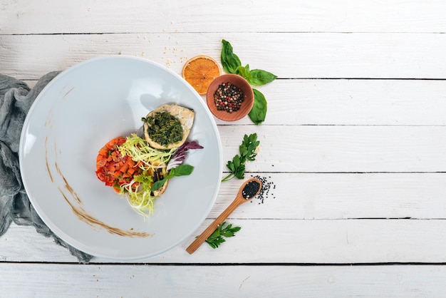 Talerz z kolorowym posiłkiem